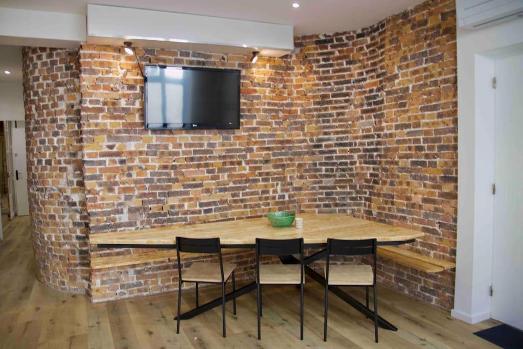 Another Brick In The Wall Apartment In Paris Sleeps 9 Esterno foto