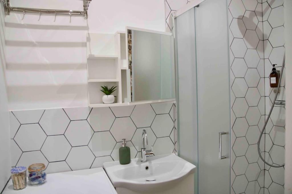Another Brick In The Wall Apartment In Paris Sleeps 9 Esterno foto